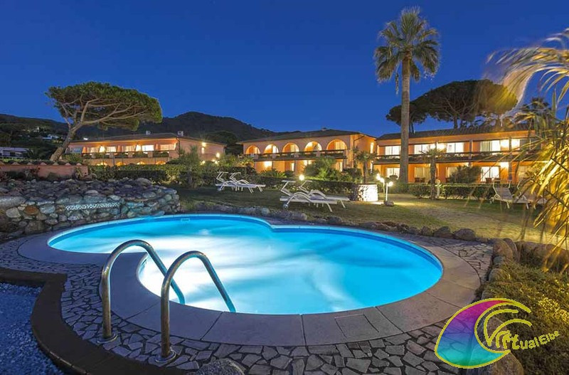 Abendfoto des Schwimmbades und des Hotels