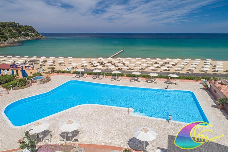 Schwimmbad und Strandhotel