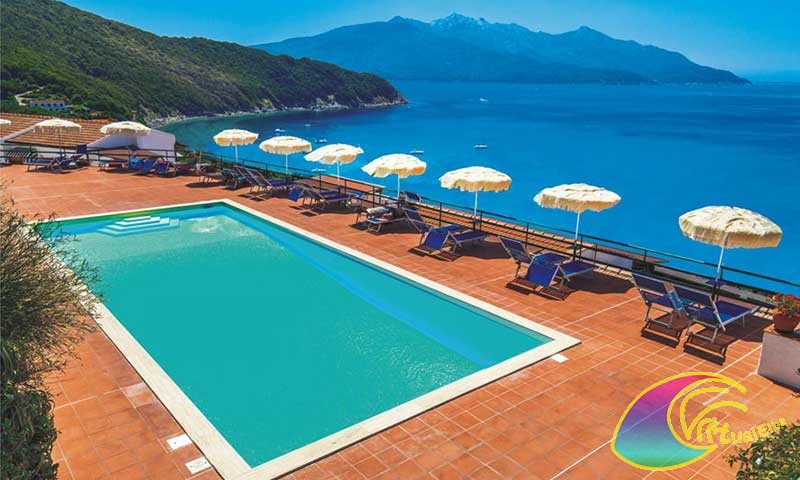 La piscina Hotel Paradiso con vista panoramica sulla baia del Viticcio Enfola