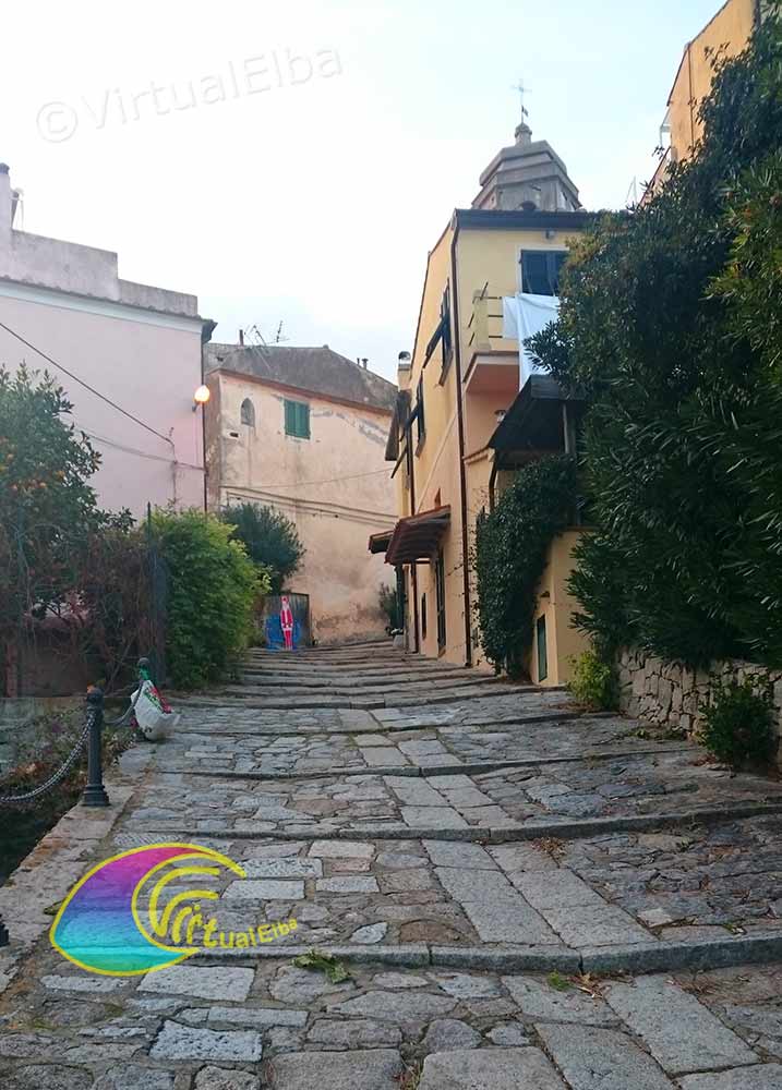 Straße von Sant Ilario, die zur Pfarrei führt