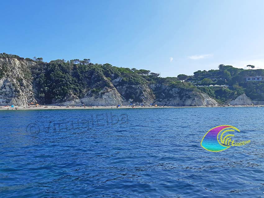 Capo Bianco Strand und der Parkplatz oberhalb des Strandes