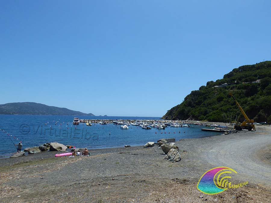 Der Bootsunterstand rechts vom Strand von Margidore