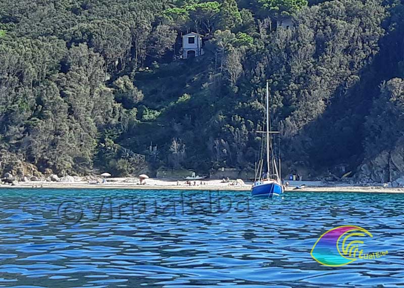 Barca ormeggiata davanti la spiaggia di Seccione o Prunini