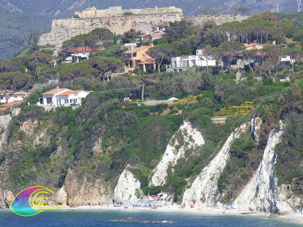 Strand von Sottobomba und Festung Falcone