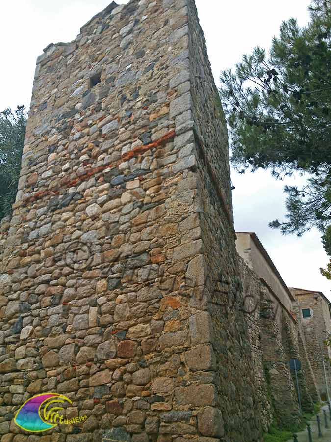 Die Umfassungsmauern der Kirche zeigen den früheren Ursprung der Burg