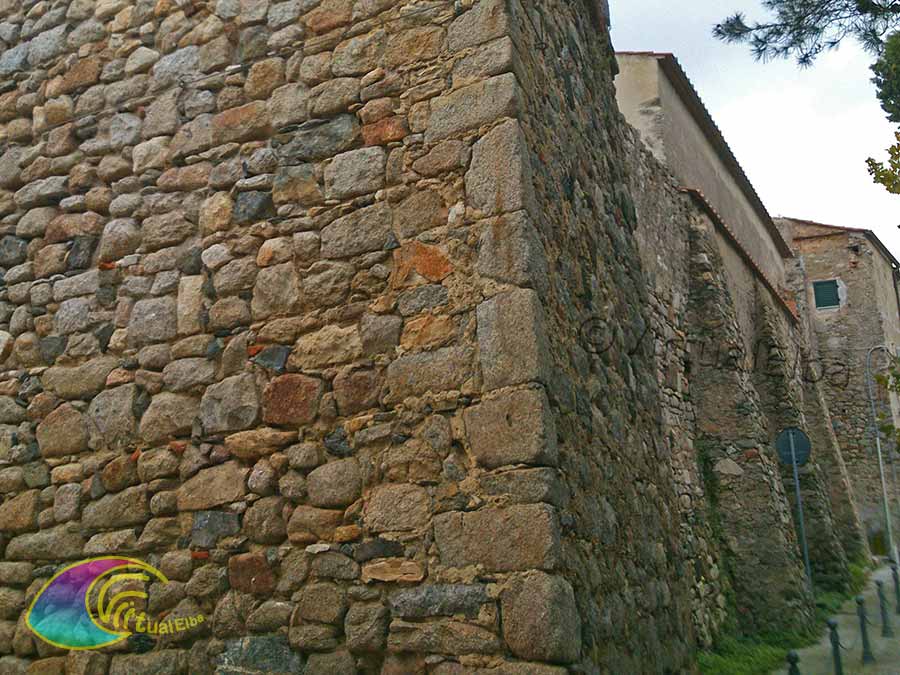 Die Umfassungsmauern der Kirche zeigen den früheren Ursprung der Burg