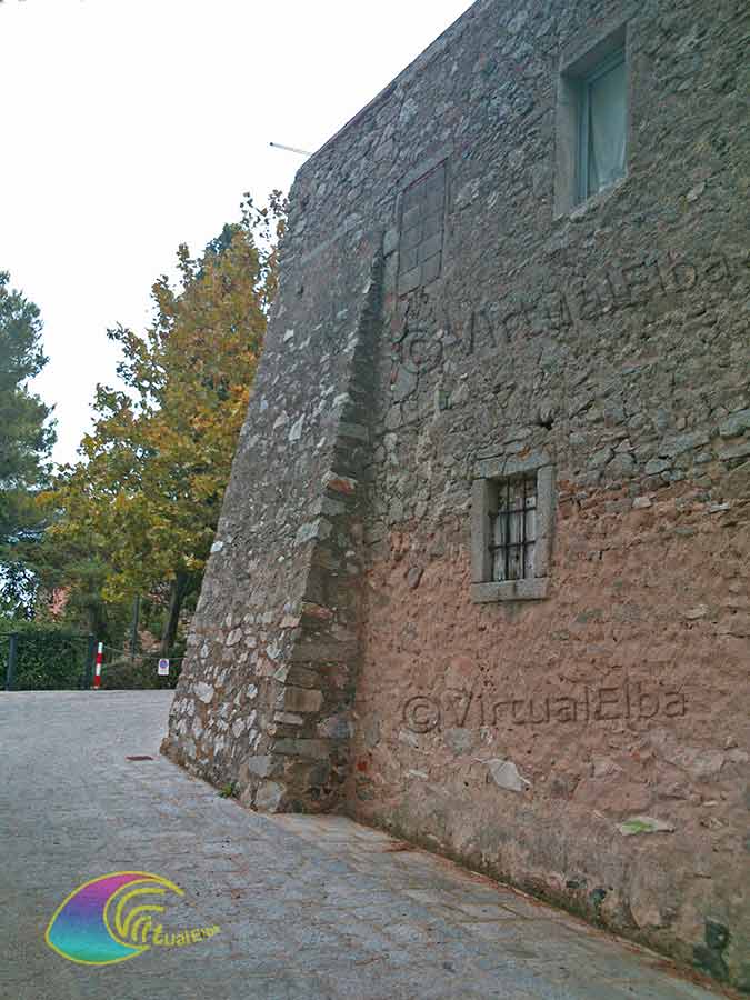 Die Umfassungsmauern der Kirche zeigen den früheren Ursprung der Burg