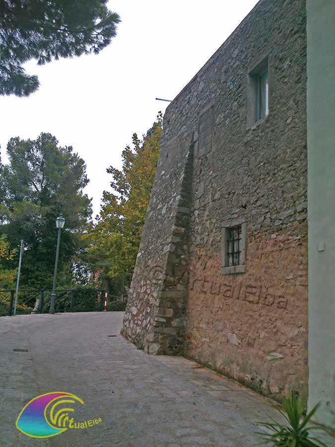 Die Umfassungsmauern der Kirche zeigen den früheren Ursprung der Burg