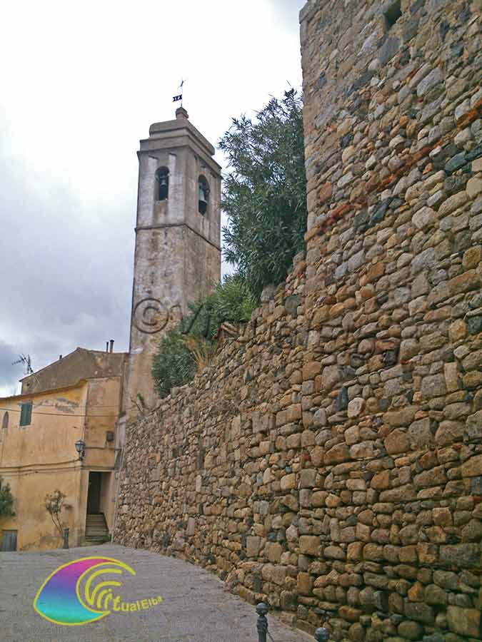 Der fünfeckige Glockenturm und die Umfassungsmauern der Kirche zeugen vom ursprünglichen Ursprung der Burg