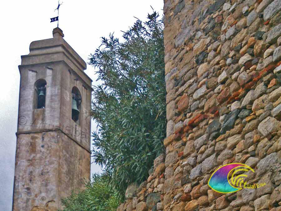 Der Glockenturm der fünfeckigen Kirche unterstreicht die Besonderheit von Sant'Ilario