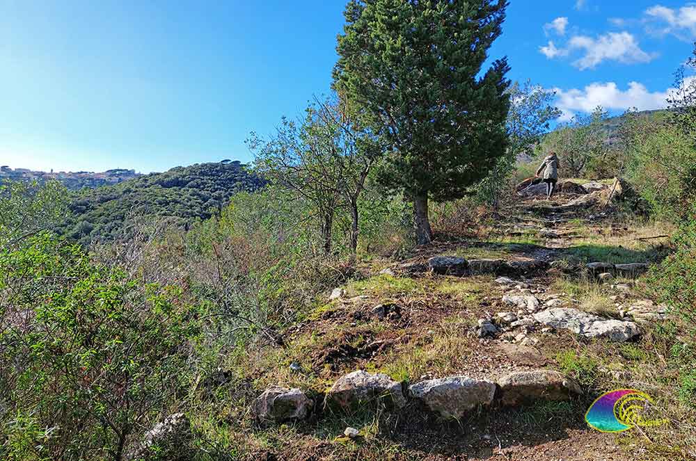 Die alte Straße, die nach Sant'Ilario führte, heißt La Scorcia, wo wir die Ruinen der Kirche SS. Dreifaltigkeit von Sant'Ilario