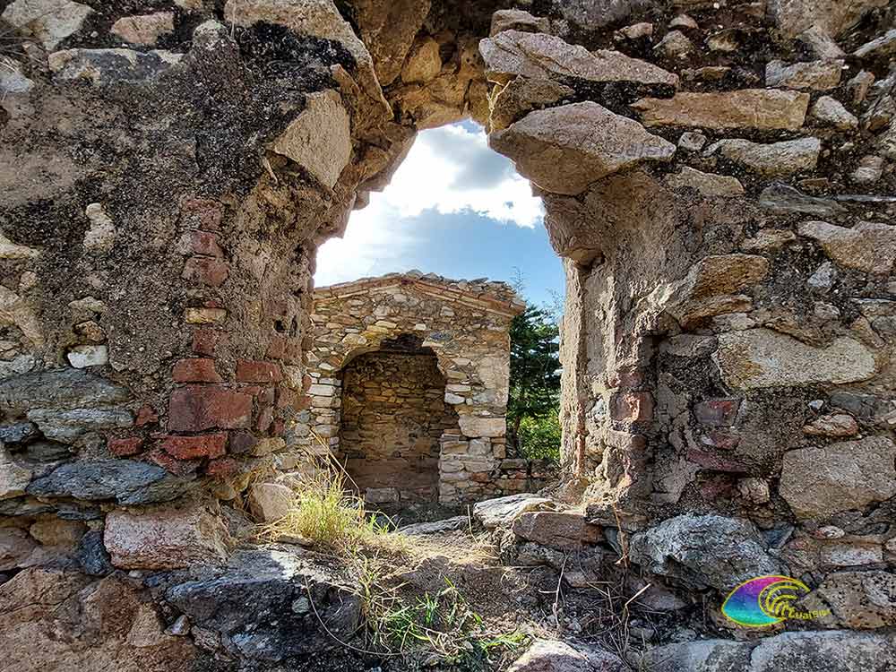 Kirche der SS. Trinità an der alten Straße, die nach Sant'Ilario führt und della Scorcia genannt wird