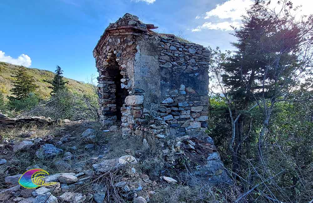 Kirche der SS. Trinità an der alten Straße, die nach Sant'Ilario führt und della Scorcia genannt wird