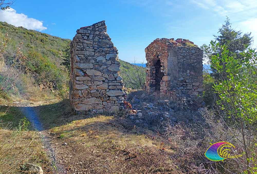 Kirche der SS. Trinità an der alten Straße, die nach Sant'Ilario führt und della Scorcia genannt wird