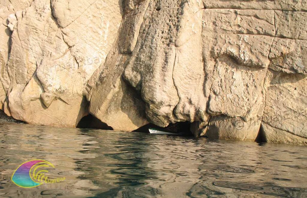 The small and not detectable to the entrance to the Cave of the Sbruffo