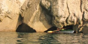 La piccola e poco individuabile entrata alla Grotta dello Sbruffo
