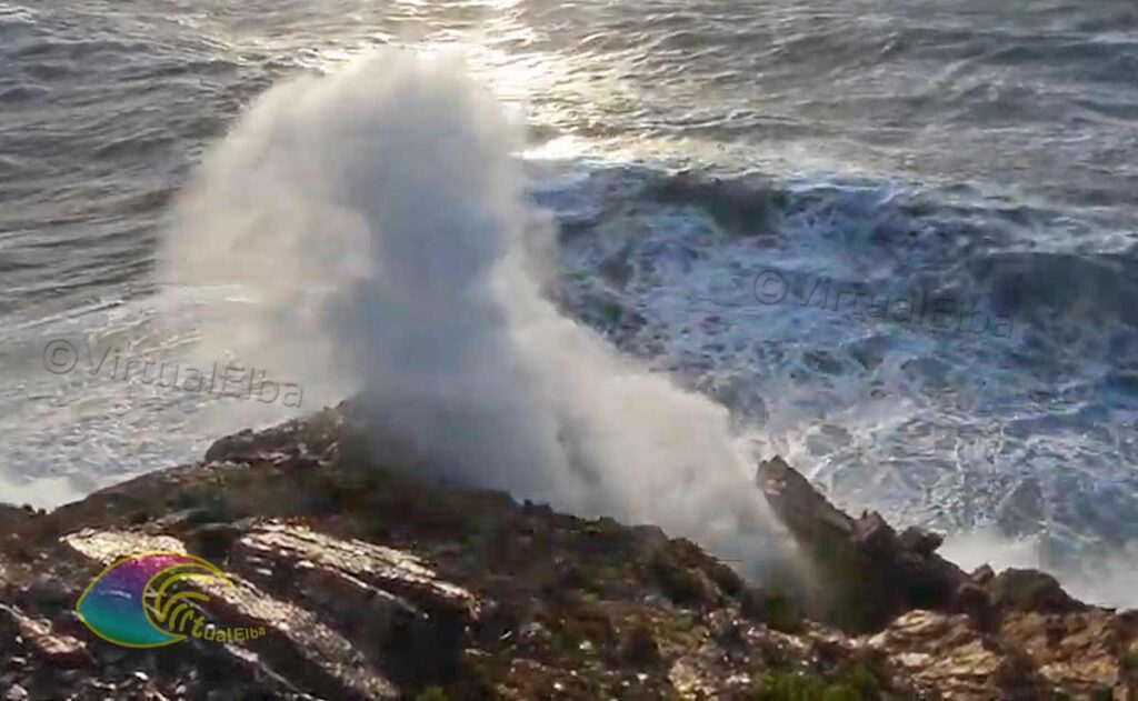 The Sbruffo of foam from the top hole of the Cave of the Enfola