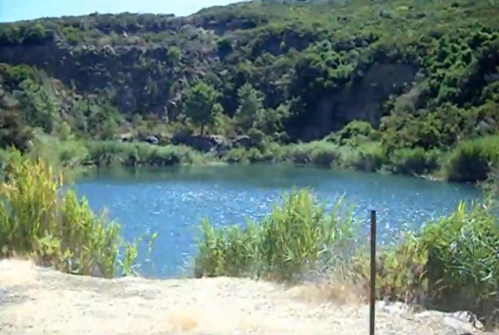Der See entstand durch den Abbau der Mine Sassi Neri