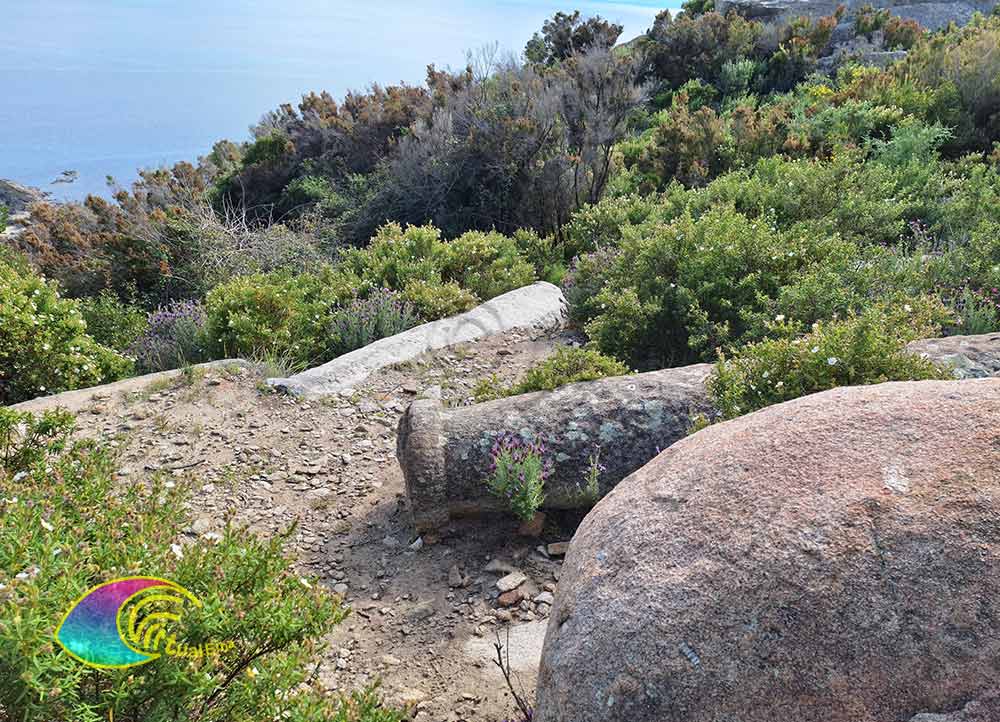 Spalte im granit - Alten steinbruch, der Grottarelle