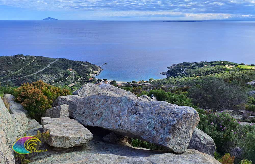 Steinbruch der Grottarelle oberhalb Kohl blick auf Montecristo und Pianosa